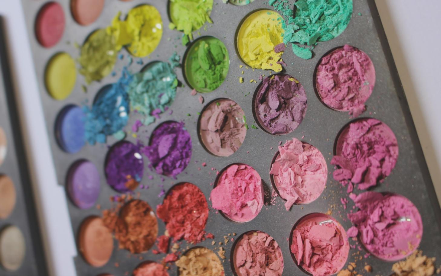 Sessione pratica durante un corso di tendenze beauty