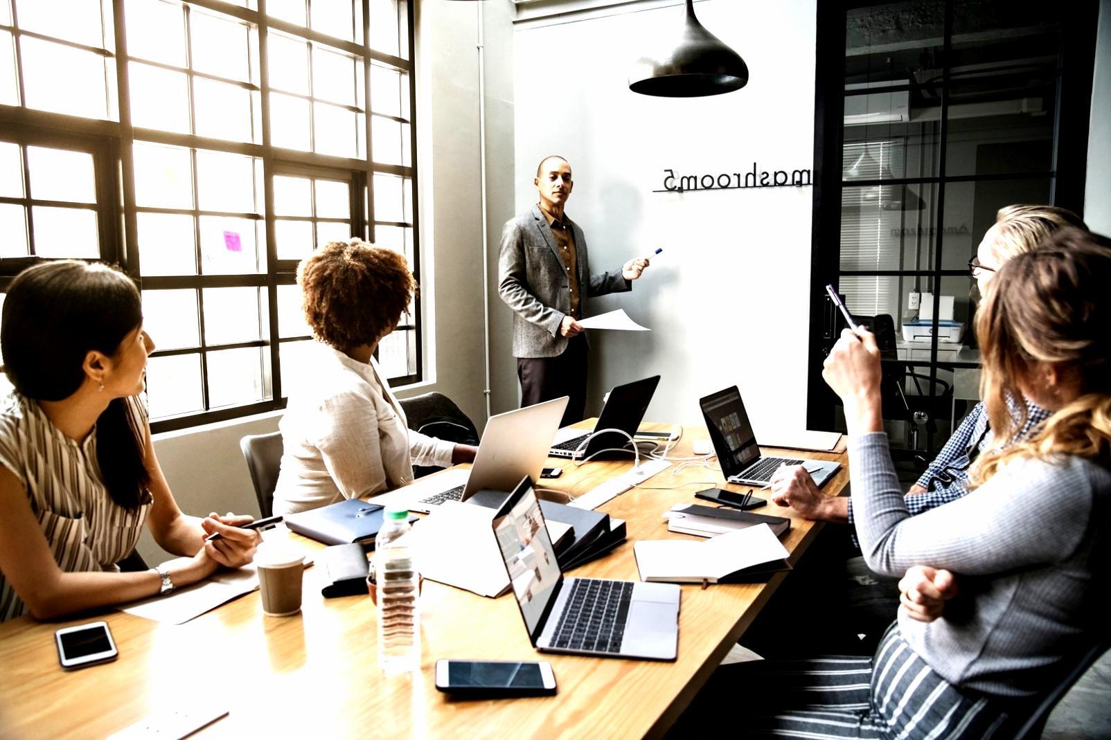 Studenti durante una sessione pratica di makeup e styling