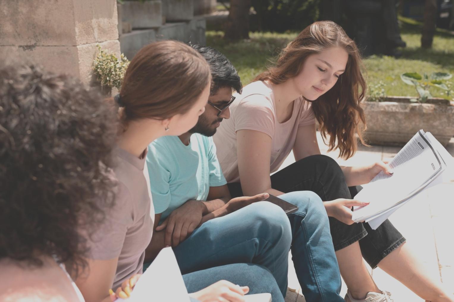 Studio delle tendenze moda e analisi dei trend stagionali